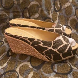 CL BY LAUNDRY Women’s Slip on Wedges.